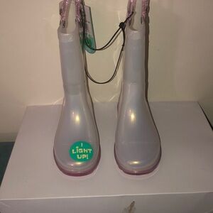 Kids light up rain boots. Size 11. NWT